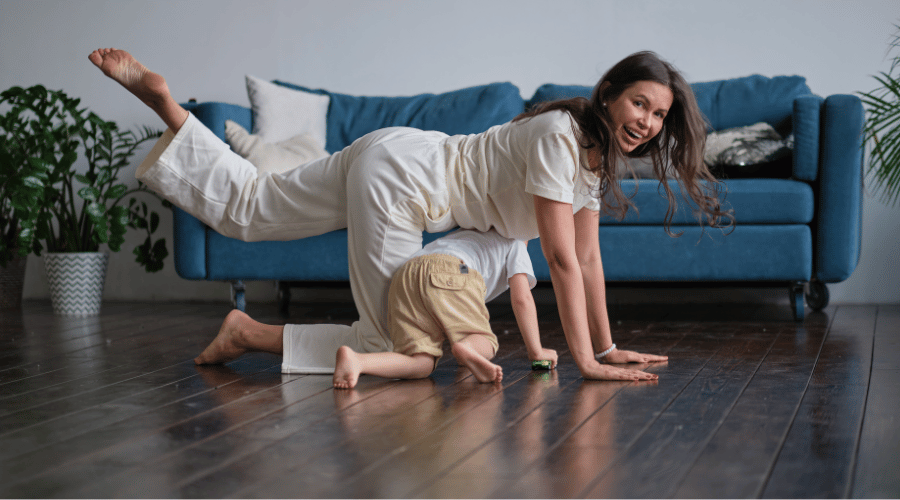 Heup oefeningen thuis 7 effectieve oefeningen om je heupen te trainen met kinderen thuis.