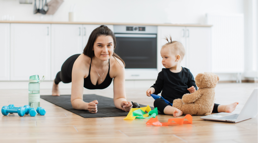 Sporten op lege maag of eerst eten - mama die sport waar haar kind bij is.